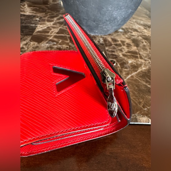 🎀LOUIS VUITTON EPI LEATHER TWIST COMPACT WALLET🎀 - Picture 5 of 12